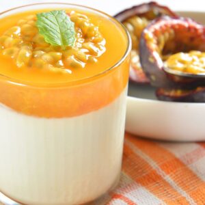 Panna Cotta mit Passionisfrucht im Glas